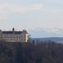 Schloss Heiligenberg mit Alpen im Hintergrund im März 2008
